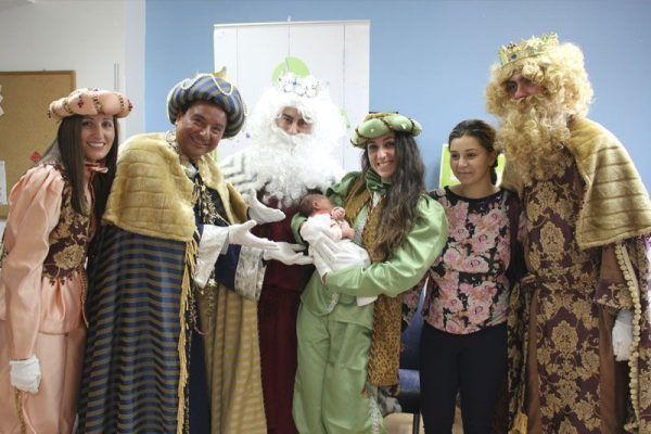 Los Reyes Magos visitan el Hospital de Mérida acompañados de La Botica de los Perfumes