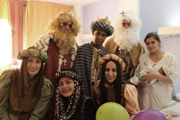 La Botica de los Perfumes acompaña a Los Reyes Magos repartiendo regalos e ilusión en el Hospital de Mérida