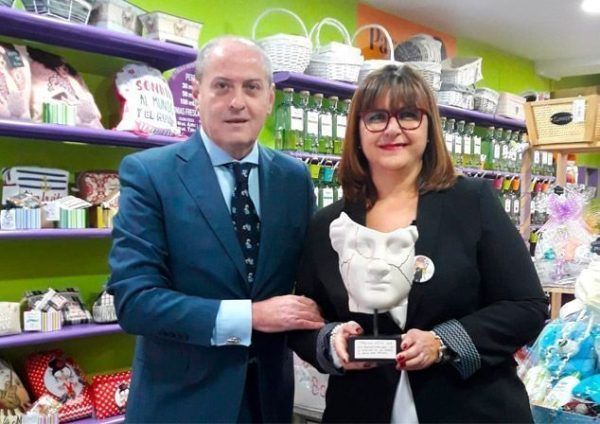 APCE entrega el premio A la gestión eficiente a la franquiciada de La Botica de los Perfumes en Talavera